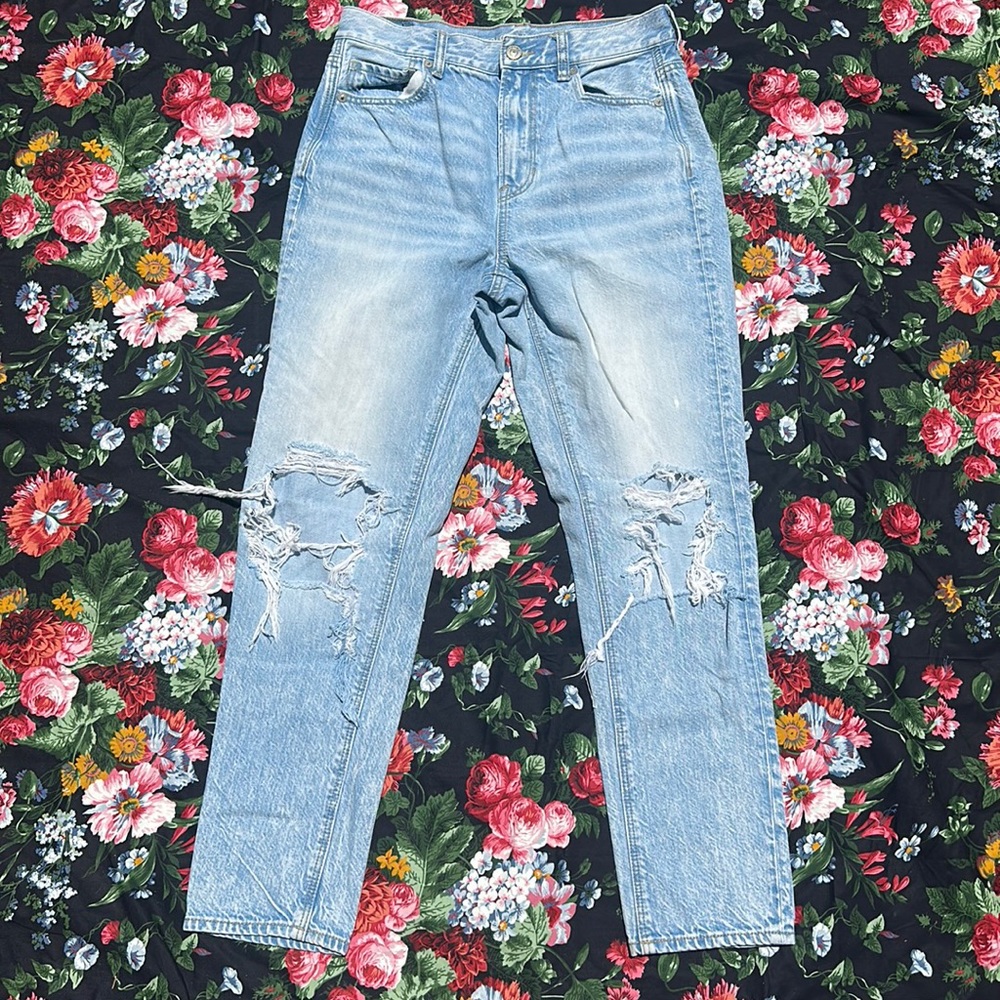 American Eagle Mom Jeans light wash distressed denim size 4
